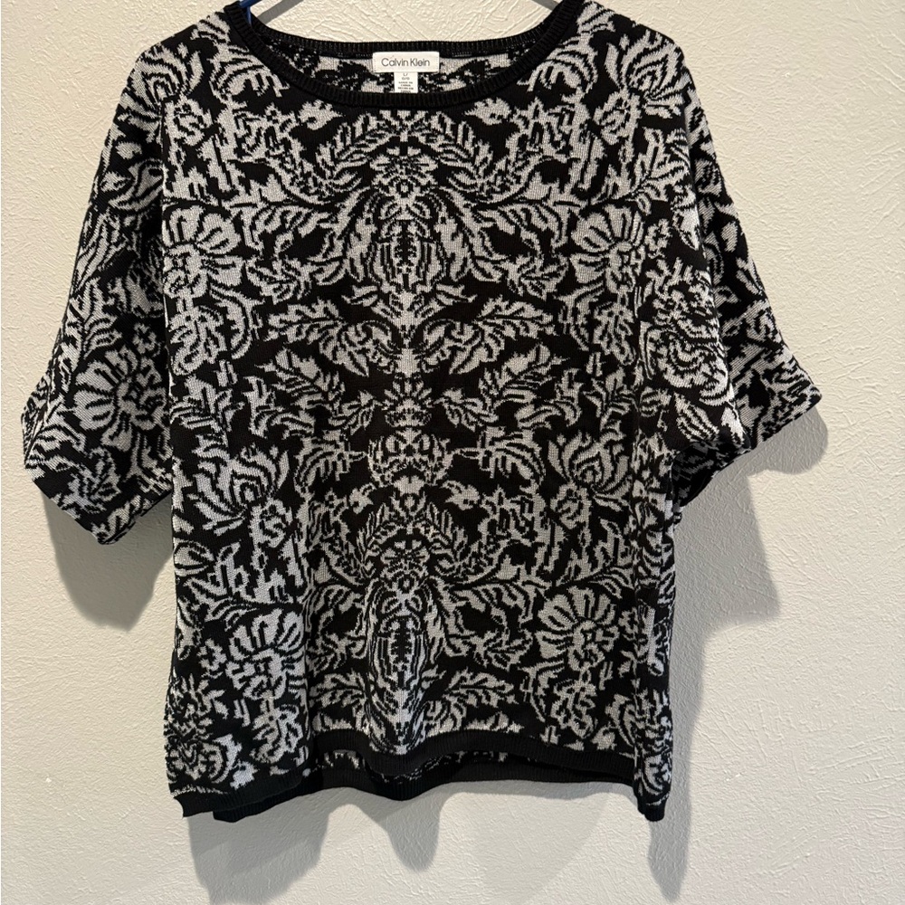 Calvin Klein Black and White Floral-Pattern Knit Top. PTP 22”. Length 23”